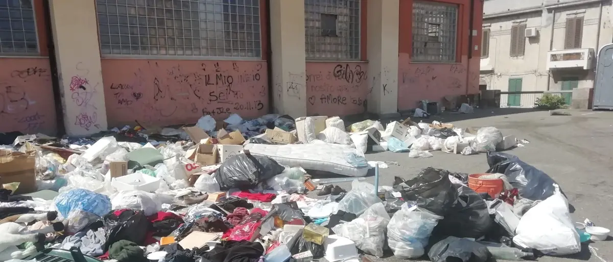 Piazza del Popolo, i residenti: «Trovare una soluzione che tenga conto delle esigenze di cittadini e ambulanti»