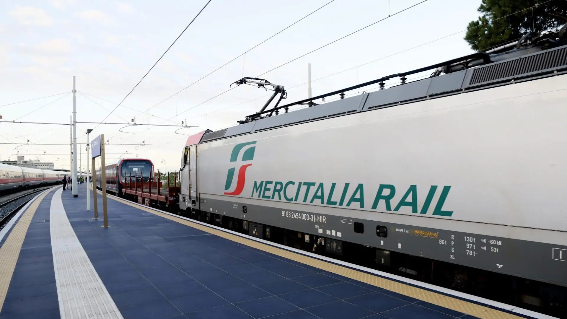 Dalla stazione Centrale di Reggio Calabria la partenza del primo treno di Mercitalia Rail, che trasporta le nuove metropolitane Hitachi destinate alla citt\\u00E0 di Milano- 12 dicembre 2024(foto Domenico Notaro /LaPresse).From the Central station of Reggio Calabria the departure of the first Mercitalia Rail train,which transports the newHitachi metros destined for the city of Milan December 12 ,2024(Photo by Domenico Notaro/LaPresse)