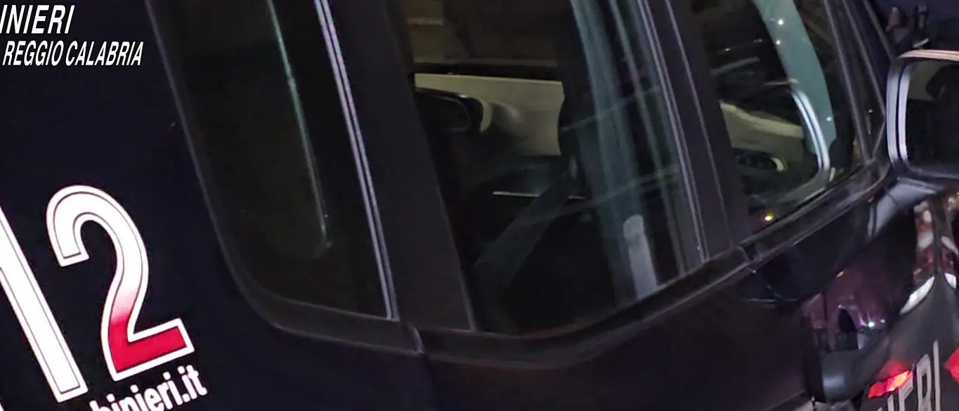 Sorpreso ad incendiare auto ad Arghillà: arrestato un minorenne