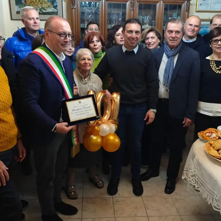 Centouno anni per “nonna” Pina Durante, una targa celebrativa donata dal Comune di Reggio