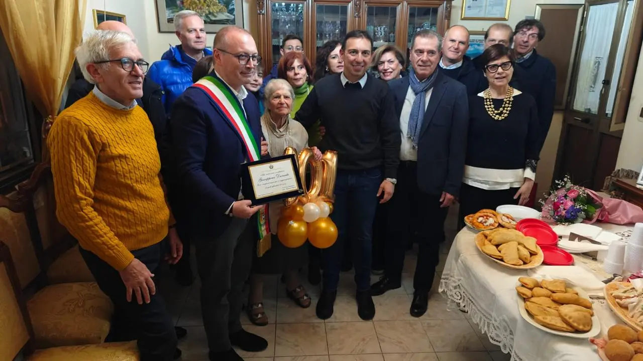 Centouno anni per “nonna” Pina Durante, una targa celebrativa donata dal Comune di Reggio