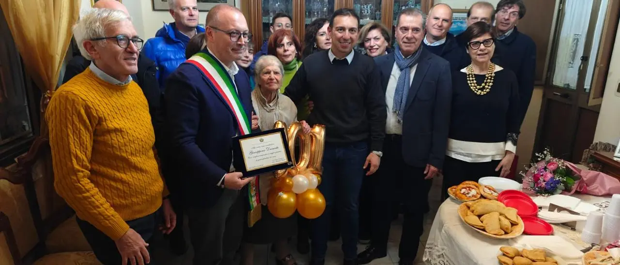 Centouno anni per “nonna” Pina Durante, una targa celebrativa donata dal Comune di Reggio