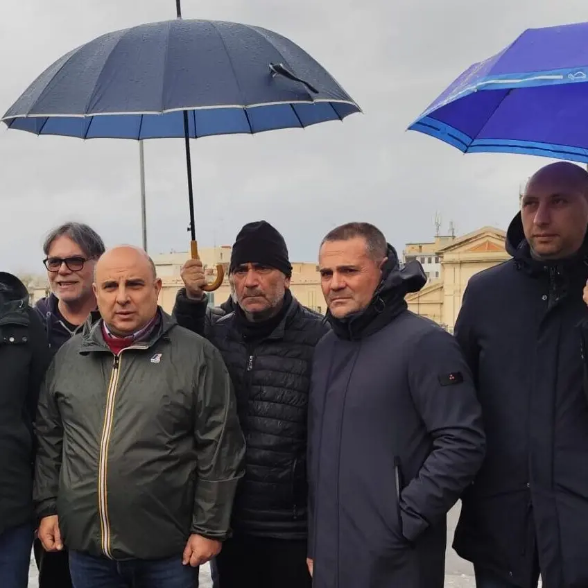 Piazza del popolo, il centrodestra non molla la presa: «Atteggiamento arrogante del sindaco, bisogna ripristinare il mercato»