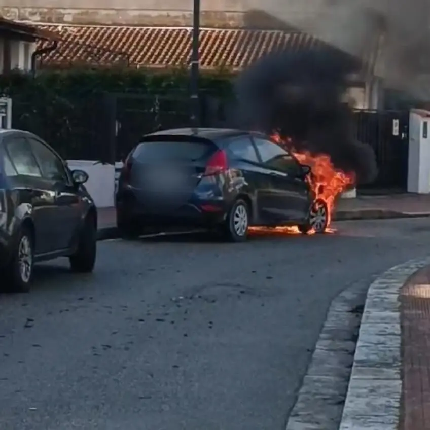 Caulonia, auto a fuoco in pieno centro