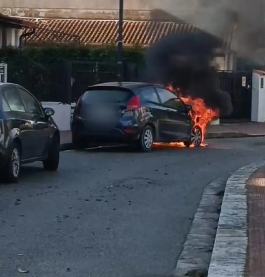 Caulonia, auto a fuoco in pieno centro