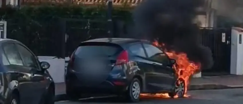 Caulonia, auto a fuoco in pieno centro
