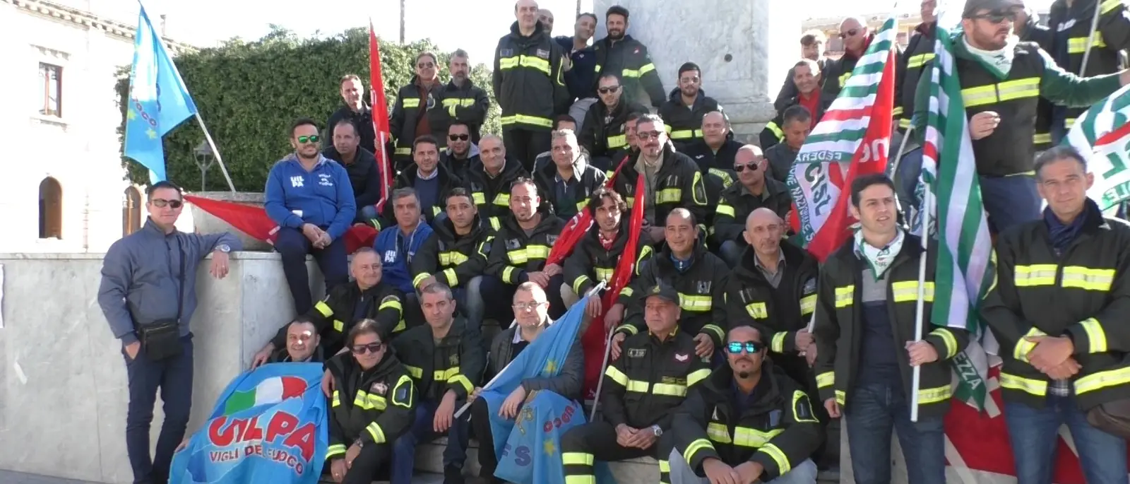 Reggio, vigili del fuoco in piazza: «Basta elemosina dal Governo»