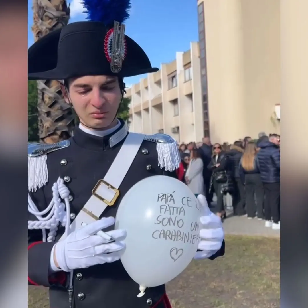 Un palloncino bianco e un messaggio al cielo: «Papà, ce l'ho fatta: sono un Carabiniere» - VIDEO