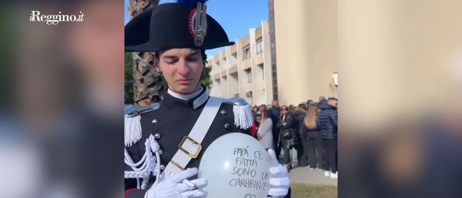 Un palloncino bianco e un messaggio al cielo: «Papà, ce l'ho fatta: sono un Carabiniere» - VIDEO