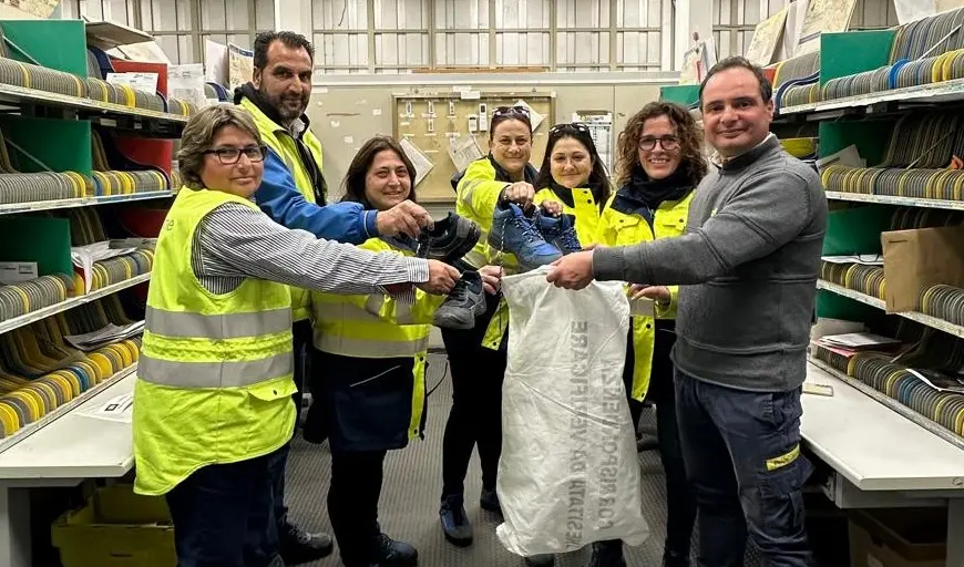Poste Italiane trasforma le scarpe usate dei portalettere in pavimenti per i parchi gioco dei bambini