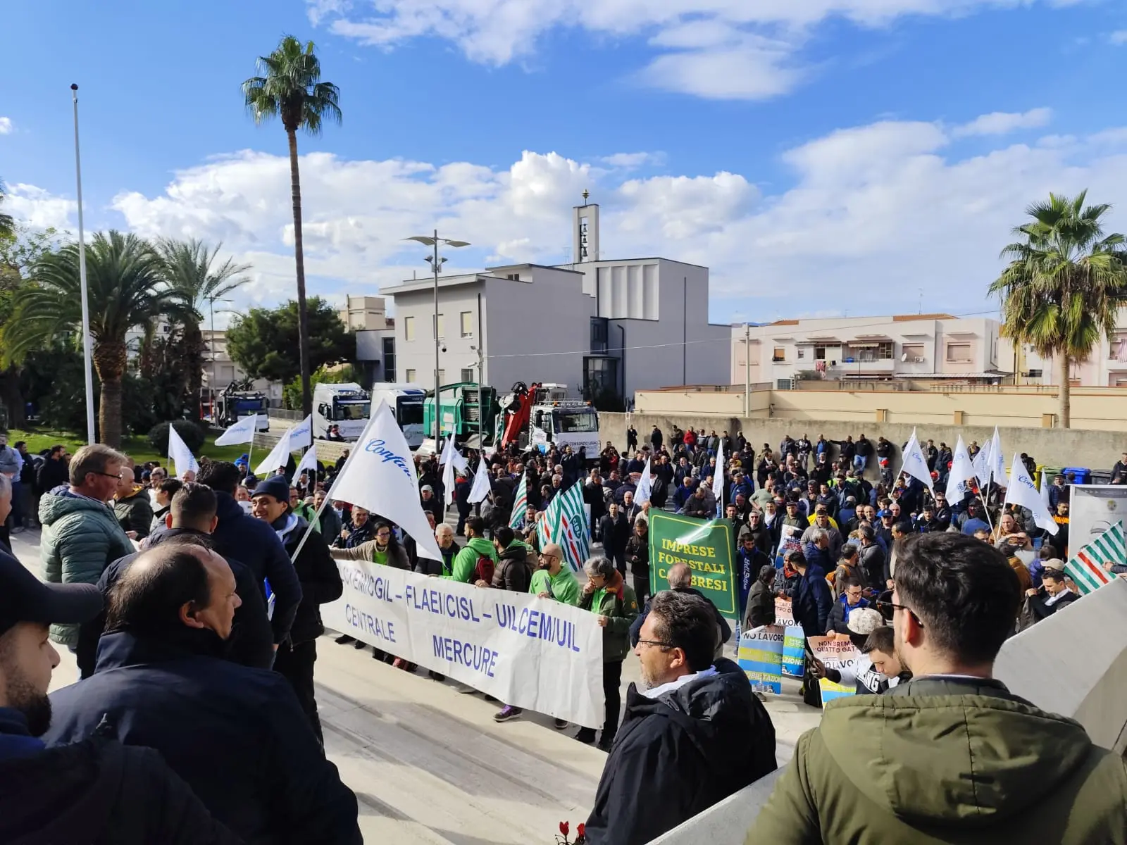 Reggio, i lavoratori della Centrale del Mercure in protesta al Consiglio regionale | FOTO