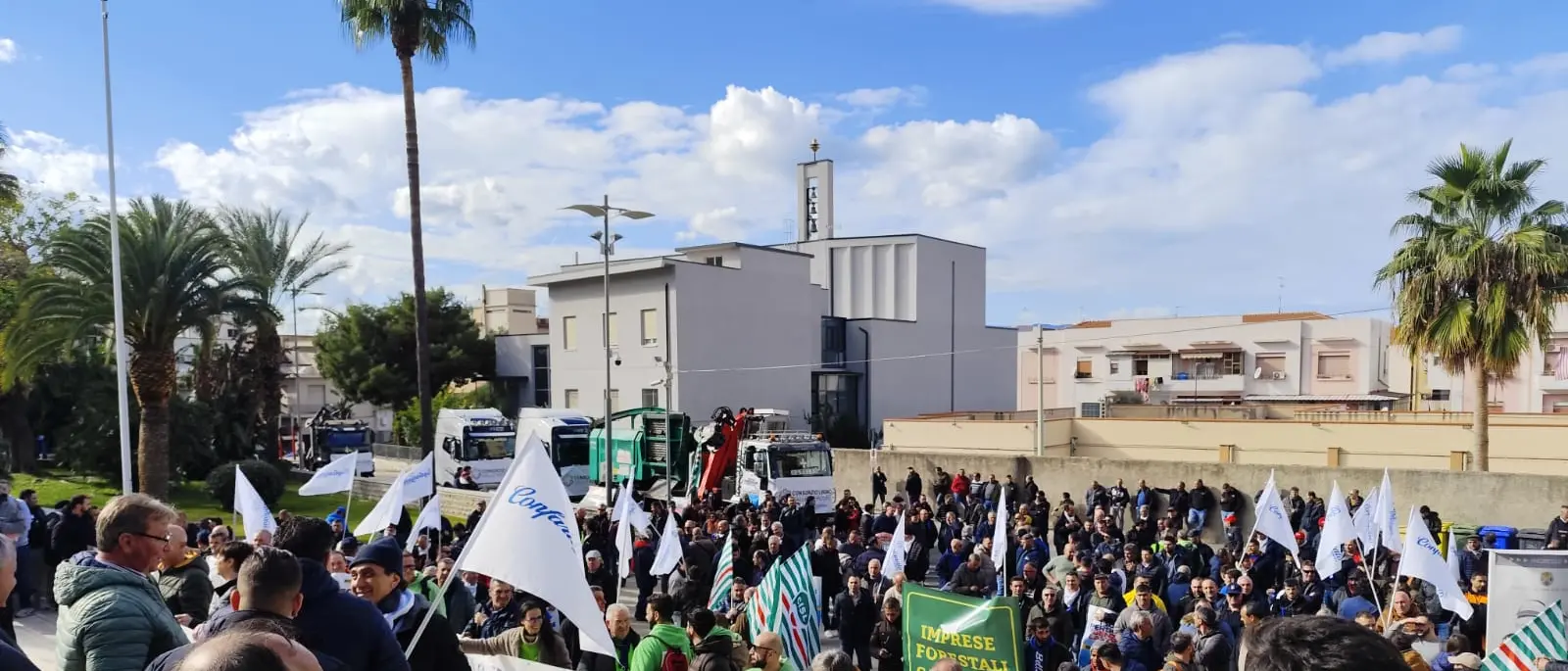 Reggio, i lavoratori della Centrale del Mercure in protesta al Consiglio regionale | FOTO
