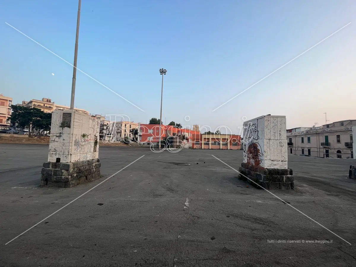 Piazza del Popolo, la maggioranza: «Continueremo a contrastare l’illegalità, il centrodestra locale difende il degrado»