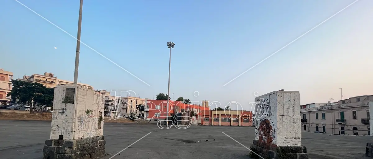 Piazza del Popolo, la maggioranza: «Continueremo a contrastare l’illegalità, il centrodestra locale difende il degrado»