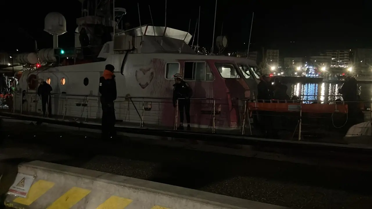 Sbarco notturno al Porto di Reggio, arriva la Louise Michel con a bordo 38 migranti