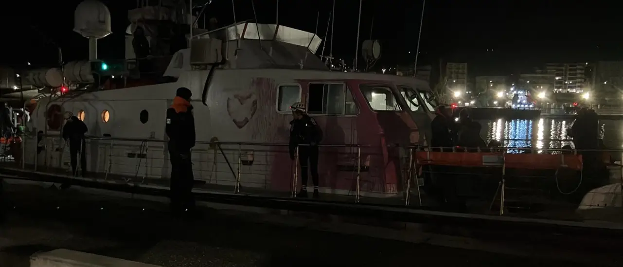 Sbarco notturno al Porto di Reggio, arriva la Louise Michel con a bordo 38 migranti