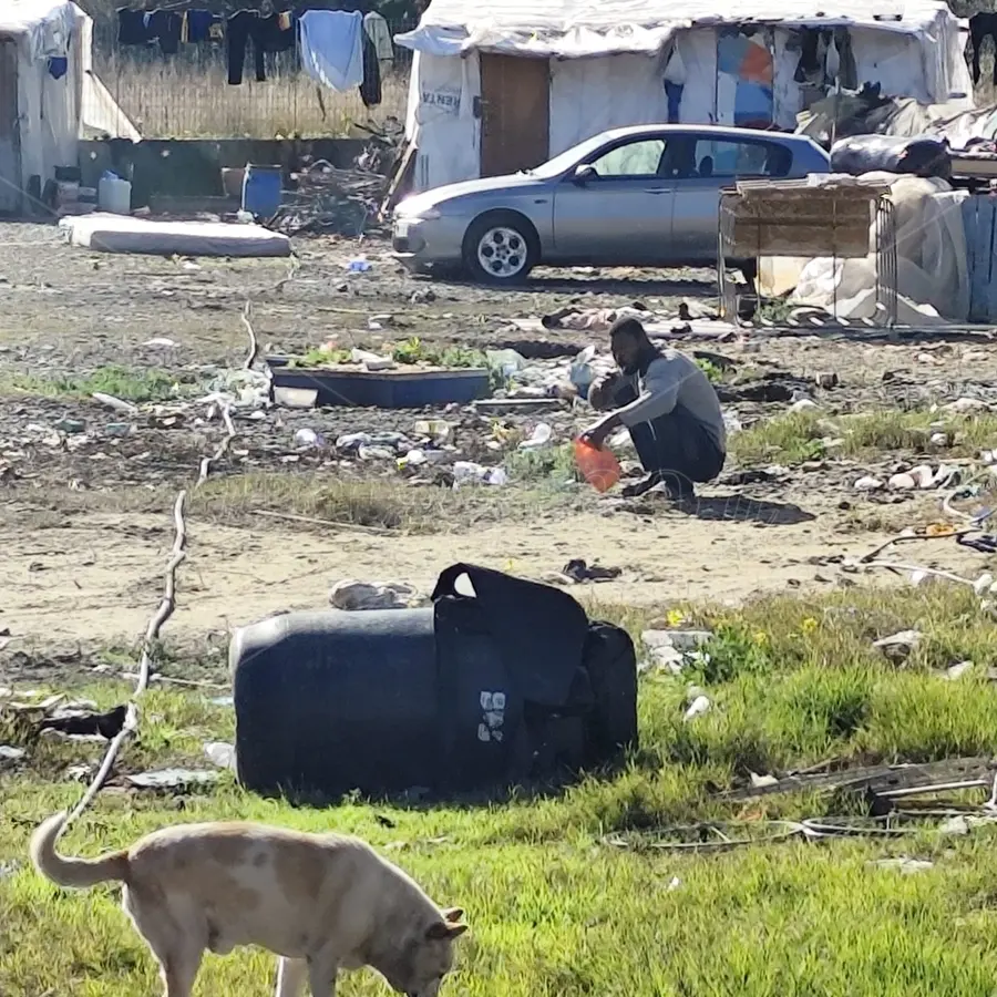 Baracche in legno, teloni, lamiere e fango: nella tendopoli di San Ferdinando regna il degrado e la dignità può attendere - FOTO e VIDEO