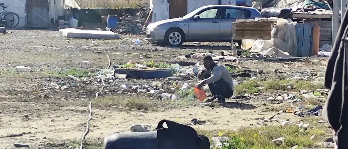 Baracche in legno, teloni, lamiere e fango: nella tendopoli di San Ferdinando regna il degrado e la dignità può attendere - FOTO e VIDEO