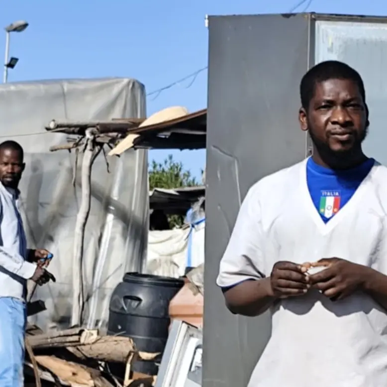 Viaggio nel degrado della tendopoli a San Ferdinando, Mimmo Lucano e Peppino Lavorato danno voce ai migranti | FOTO e VIDEO