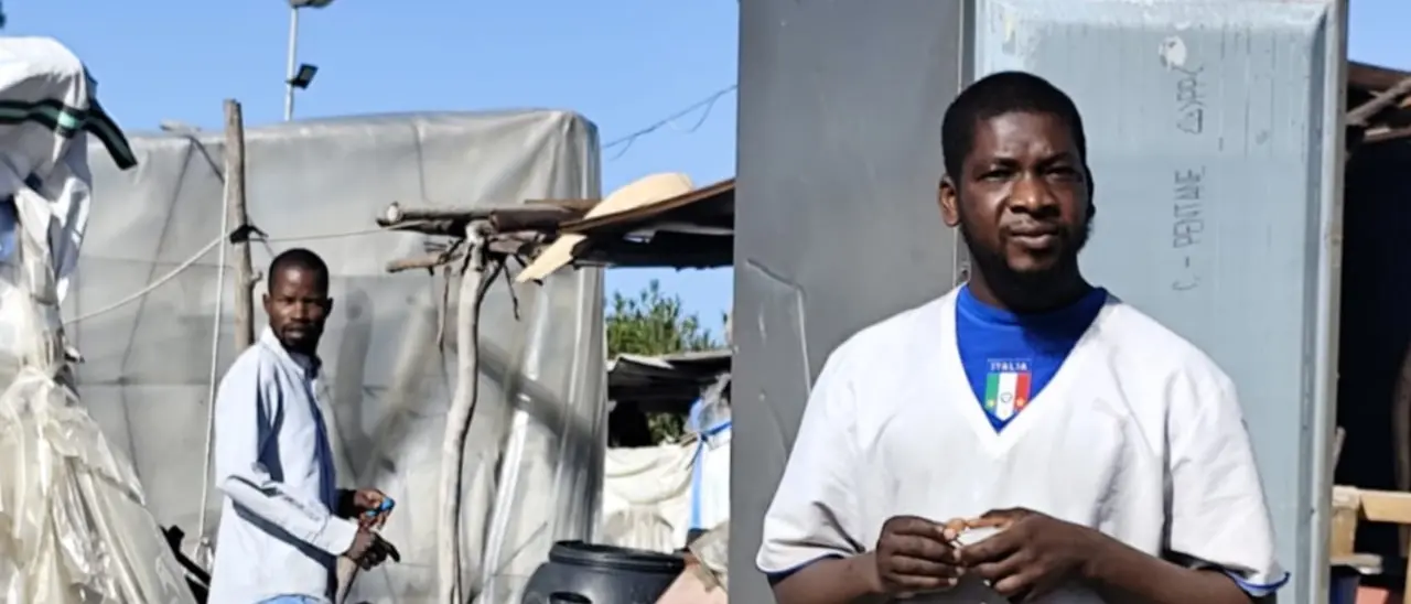 Viaggio nel degrado della tendopoli a San Ferdinando, Mimmo Lucano e Peppino Lavorato danno voce ai migranti | FOTO e VIDEO