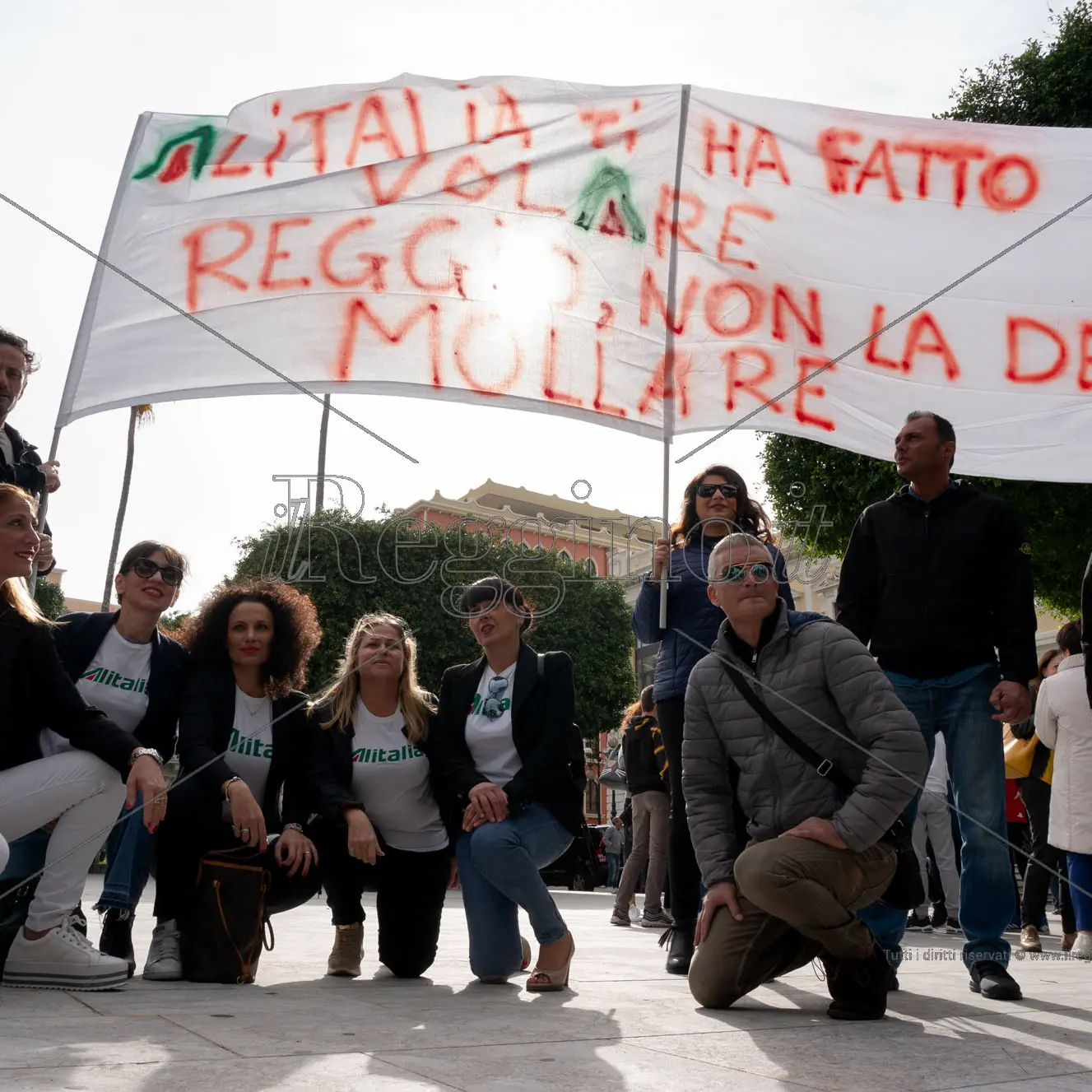Aeroporto, in centinaia in piazza: via la politica dalla gestione