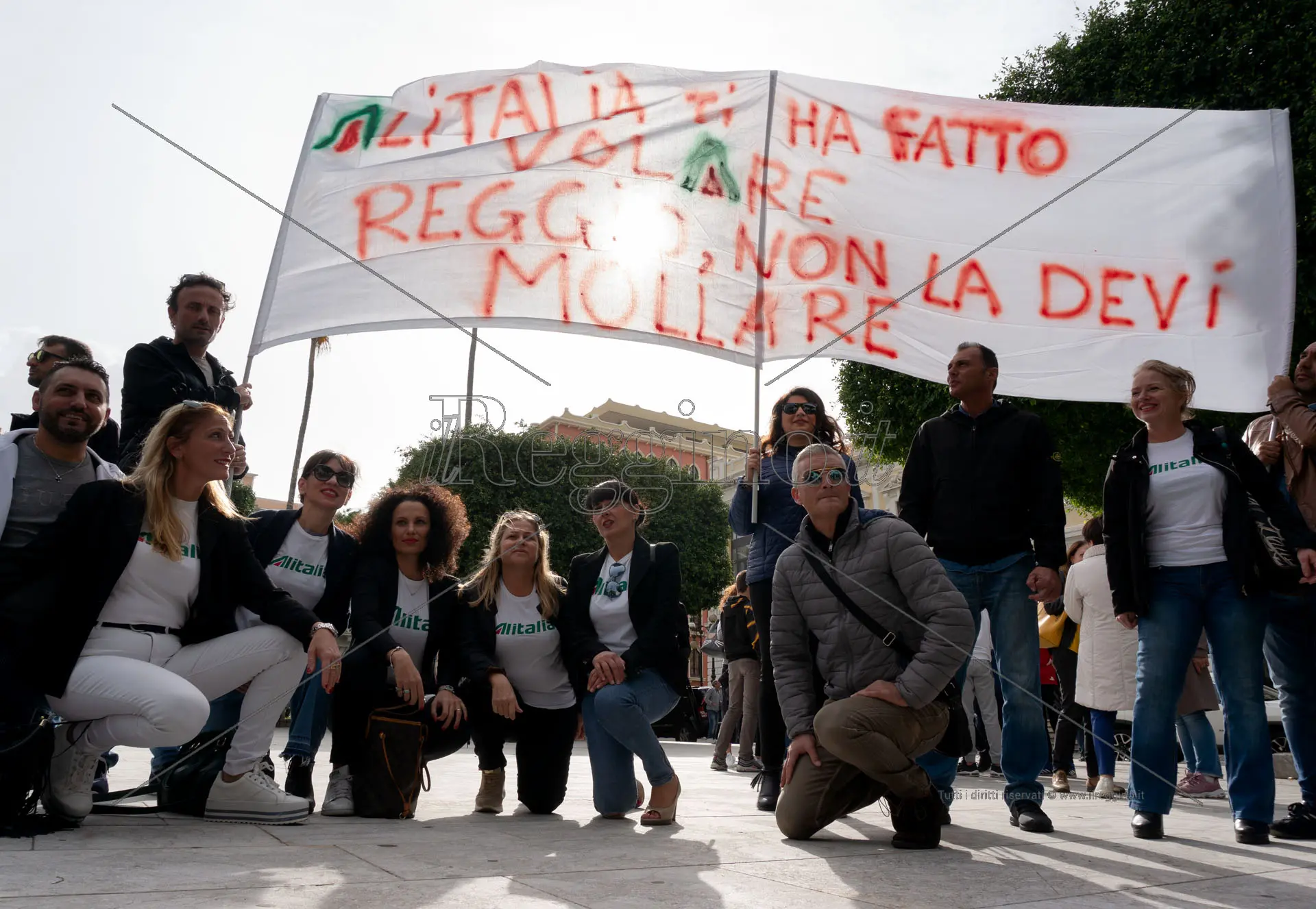 Aeroporto, in centinaia in piazza: via la politica dalla gestione
