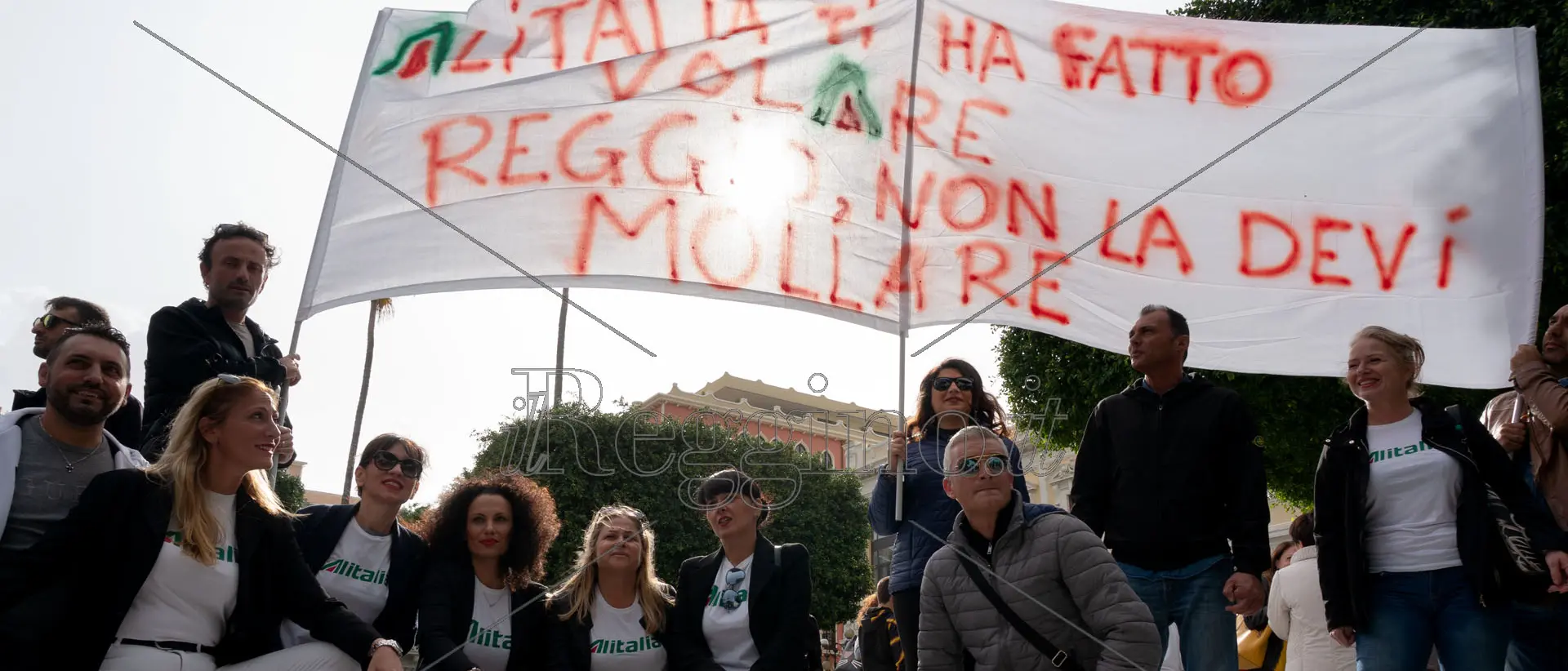 Aeroporto, in centinaia in piazza: via la politica dalla gestione