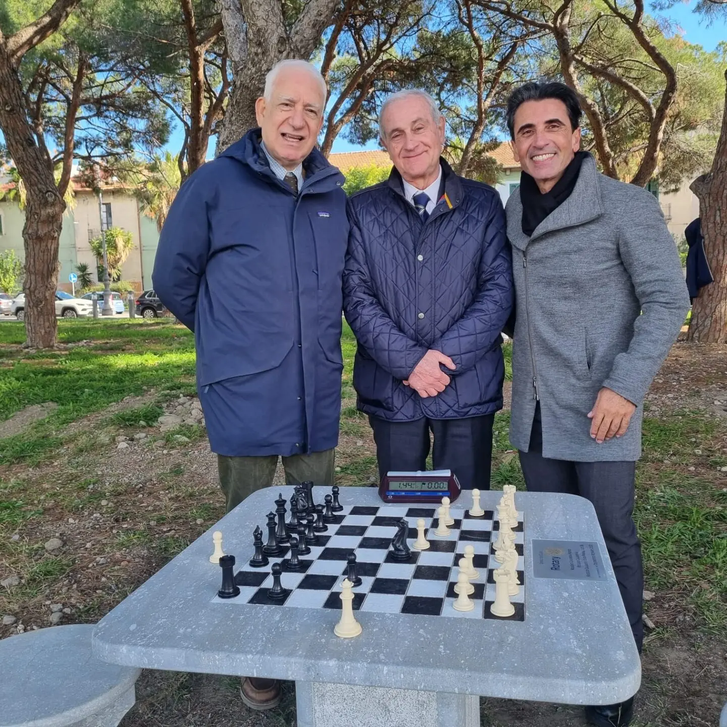 Reggio, il Rotary dona due scacchiere. Merenda: «La Pineta Zerbi si arricchisce di due gioielli realizzati in pietra reggina»