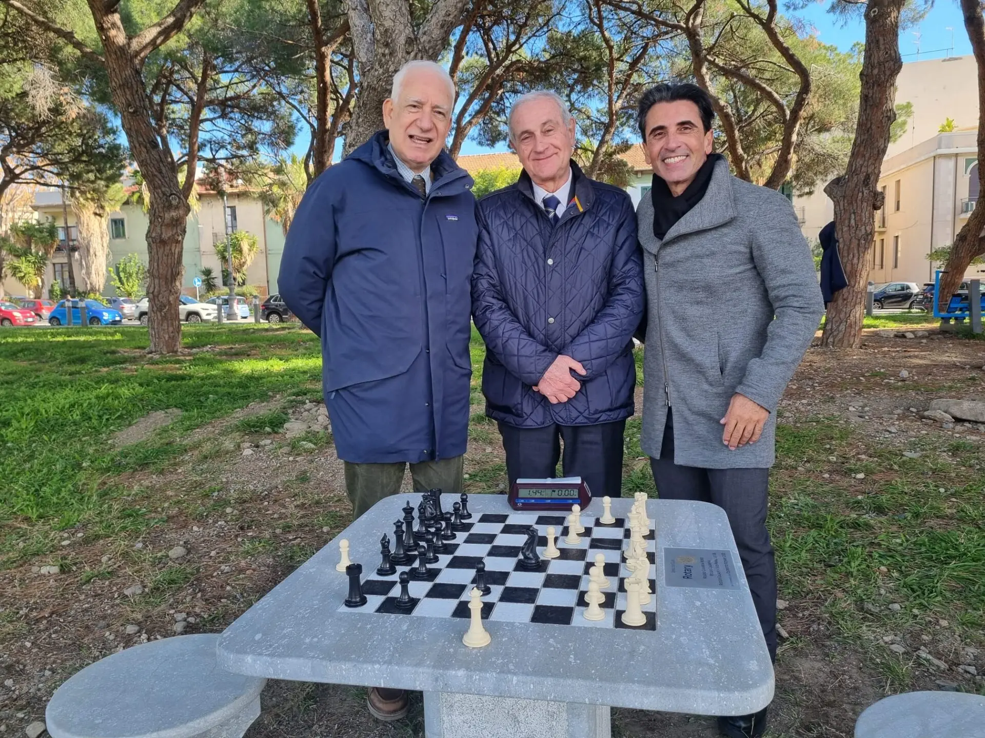Reggio, il Rotary dona due scacchiere. Merenda: «La Pineta Zerbi si arricchisce di due gioielli realizzati in pietra reggina»