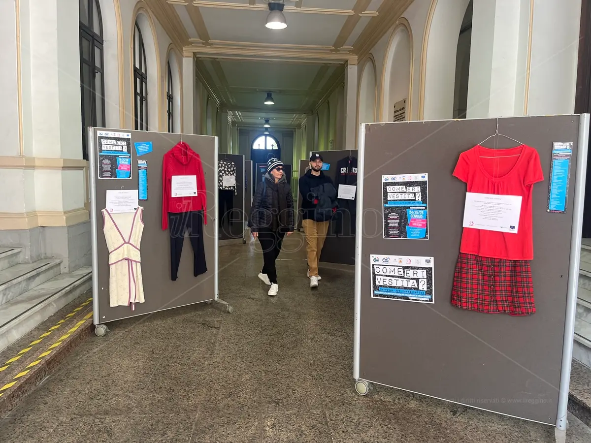 Come eri vestita? Da vittima a colpevole: a Reggio la mostra contro gli stereotipi dello stupro - FOTO e VIDEO