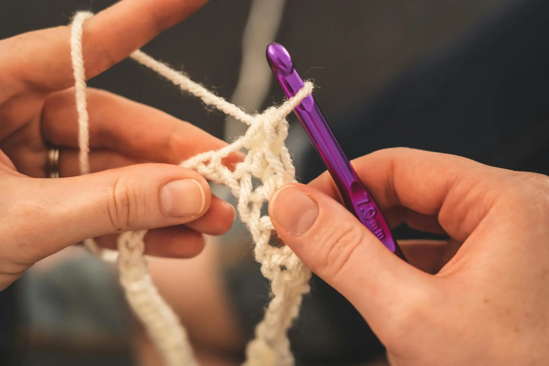 Un gesto di solidarietà: incontri di maglia e uncinetto per i piccoli del GOM