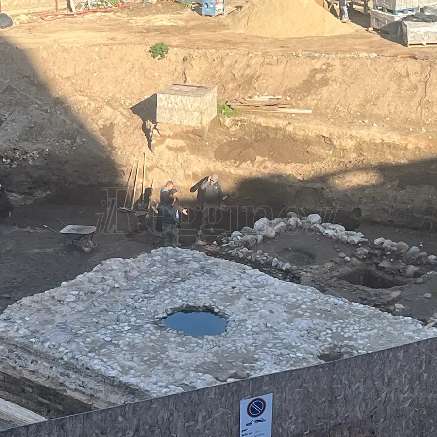 Reggio, archeologhe al lavoro negli scavi di piazza Garibaldi - FOTO
