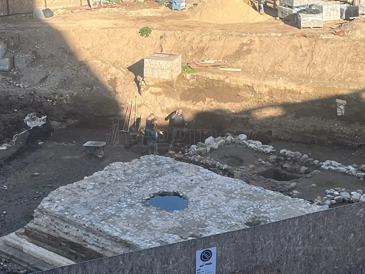 Reggio, archeologhe al lavoro negli scavi di piazza Garibaldi - FOTO