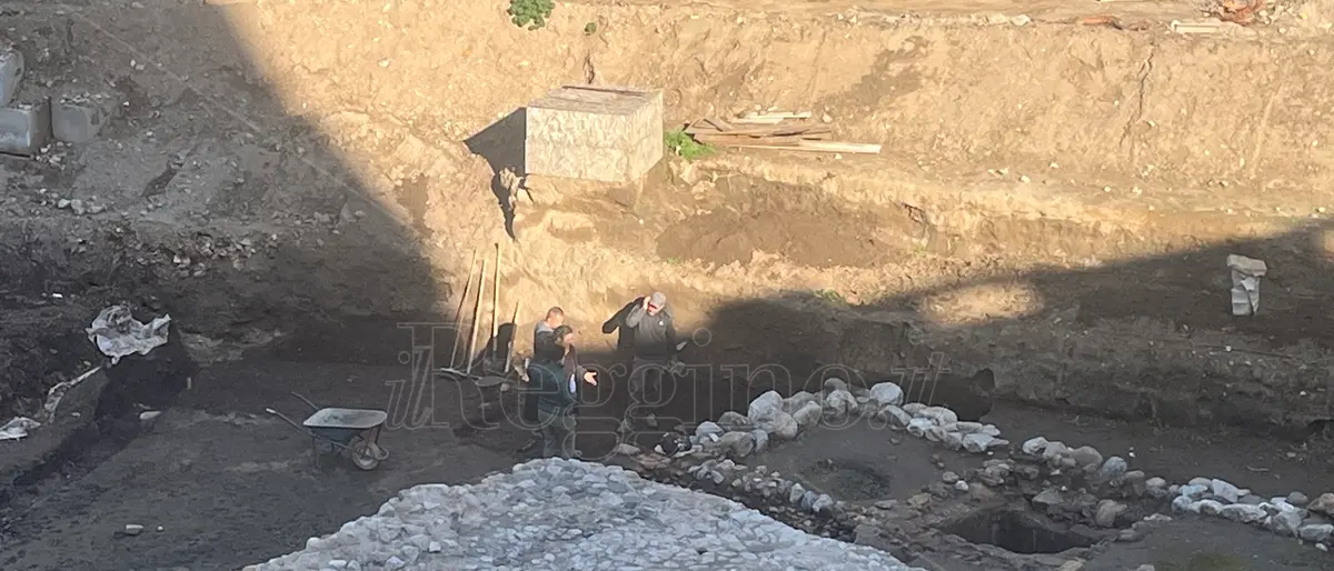 Reggio, archeologhe al lavoro negli scavi di piazza Garibaldi - FOTO