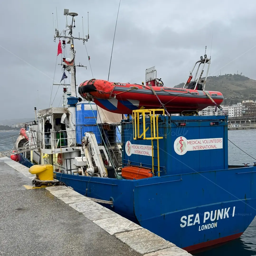 Reggio, al porto sbarcano 14 migranti arrivati a bordo della Sea Punk 1