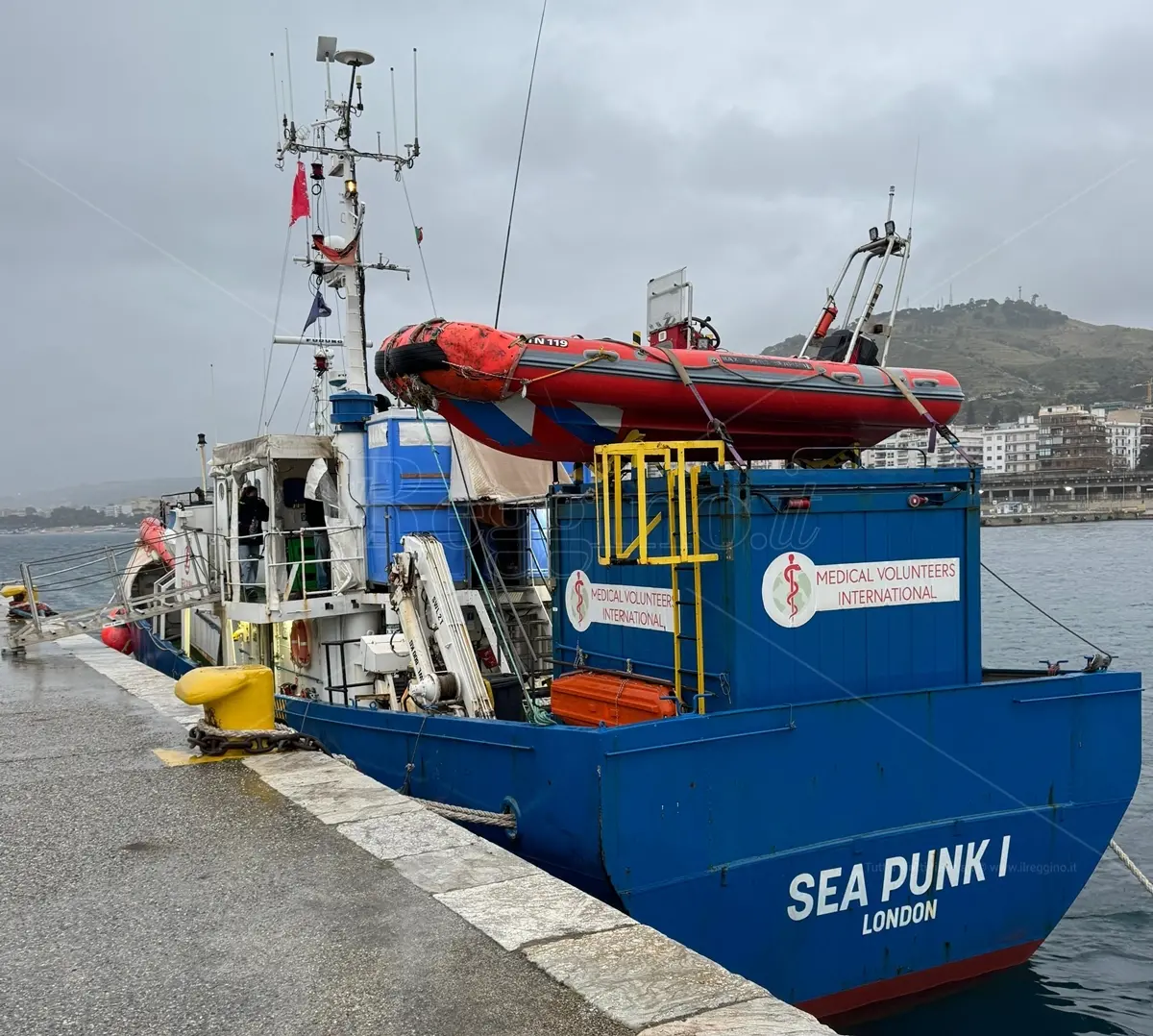 Reggio, al porto sbarcano 14 migranti arrivati a bordo della Sea Punk 1