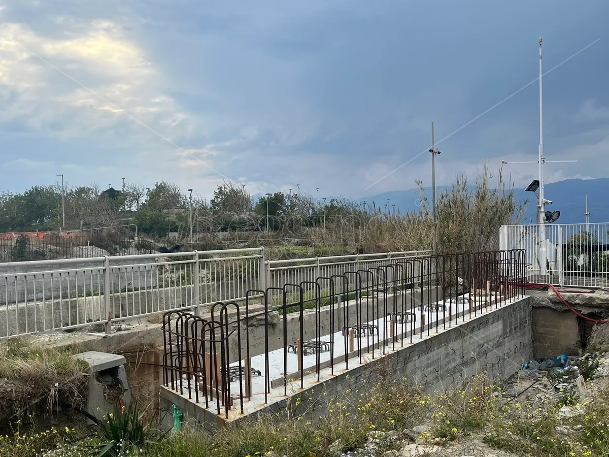 Necessaria la gru nell’alveo del torrente per posizionare le travi del ponte sul Calopinace. Costantino: «Iter autorizzativo in corso» - FOTO
