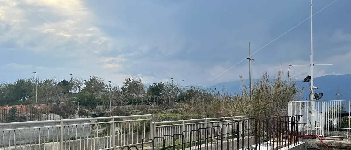 Necessaria la gru nell’alveo del torrente per posizionare le travi del ponte sul Calopinace. Costantino: «Iter autorizzativo in corso» - FOTO