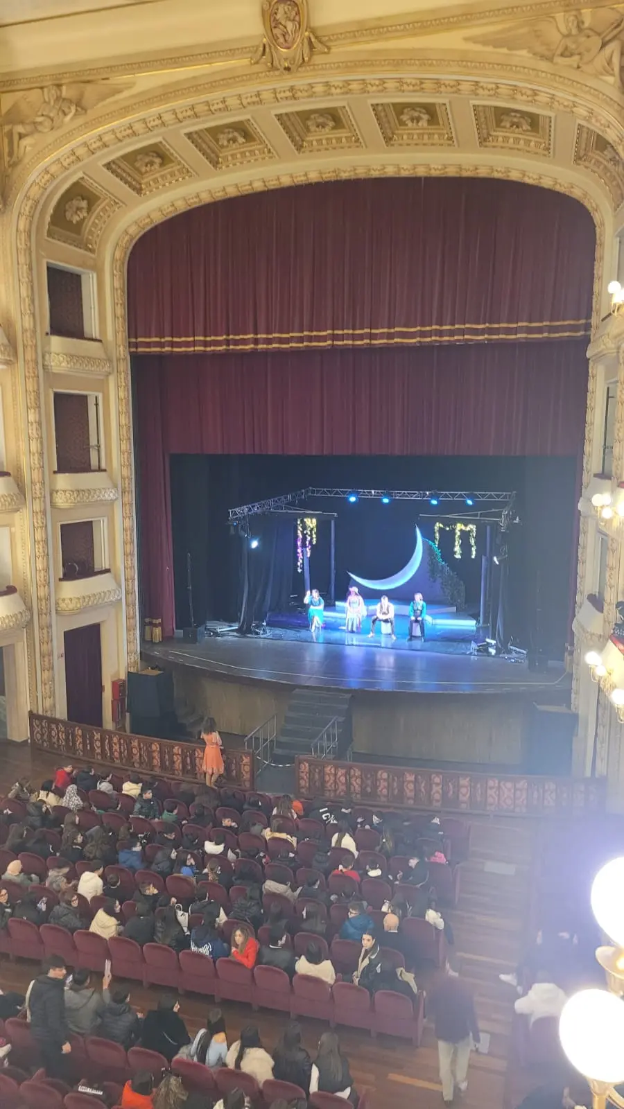 Gli studenti del Polo liceale “Zaleuco – Oliveti – Panetta – Zanotti” al Cilea di Reggio per assistere alla commedia di Shakespeare