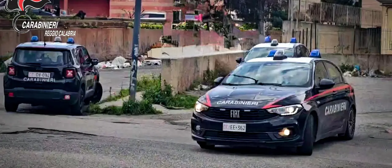 Reggio, sorpresi a maneggiare fucile di dubbia provenienza: denunciati