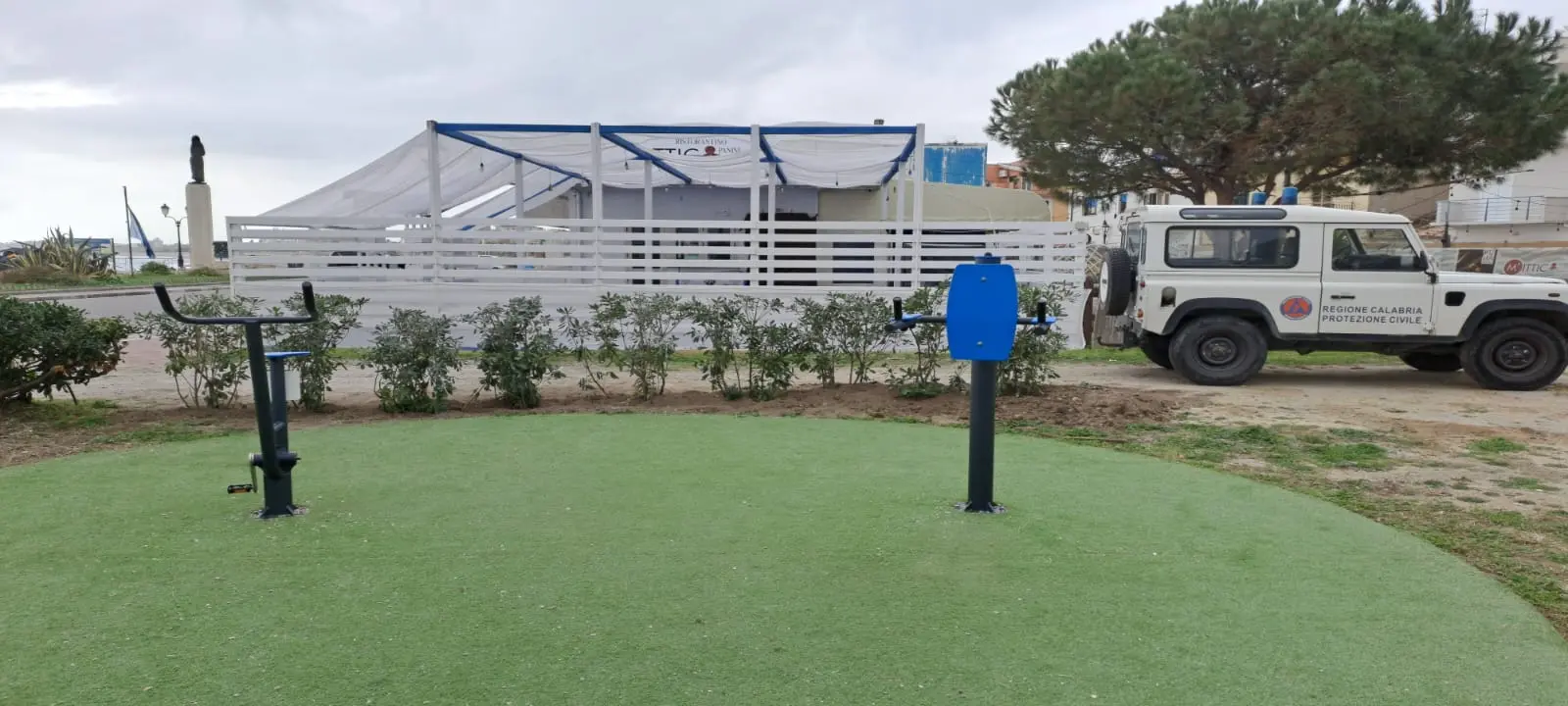 Siderno, area fitness sul lungomare: piantati la siepe e nuovi alberi