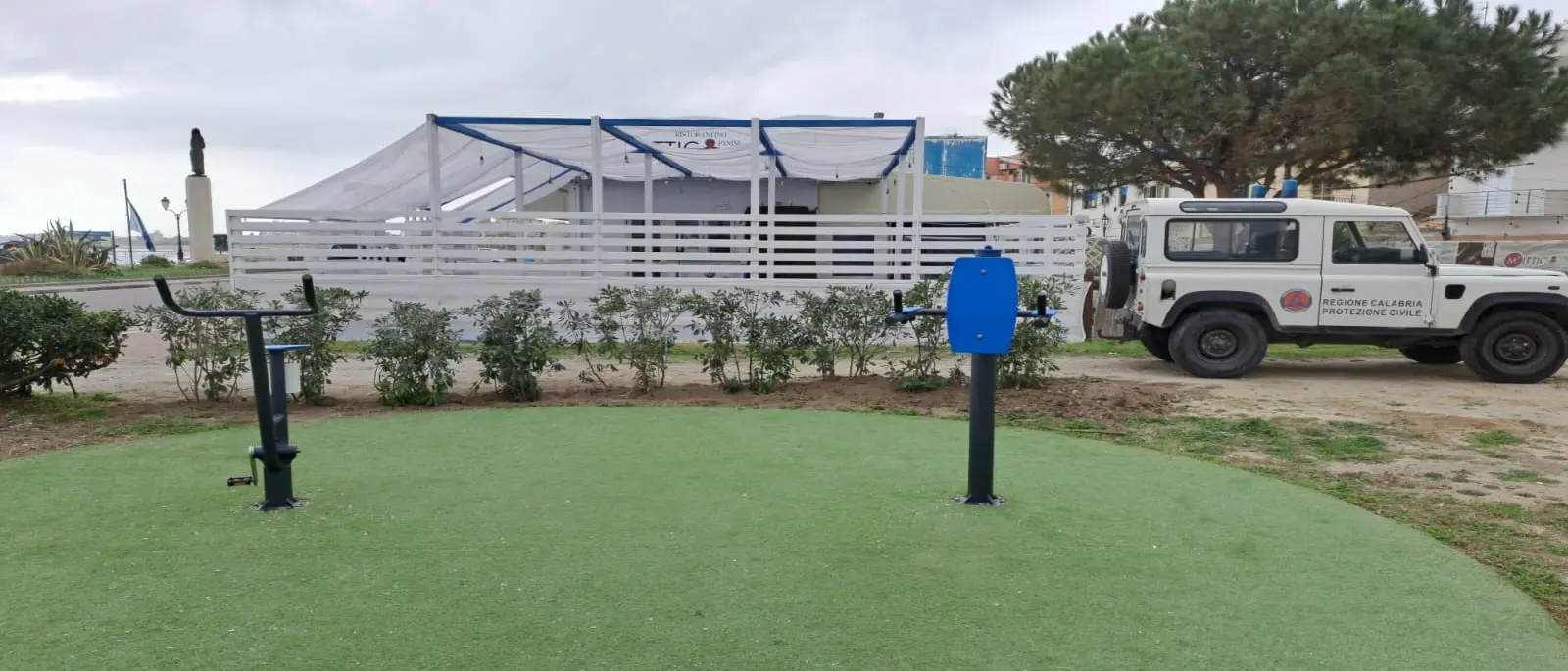 Siderno, area fitness sul lungomare: piantati la siepe e nuovi alberi