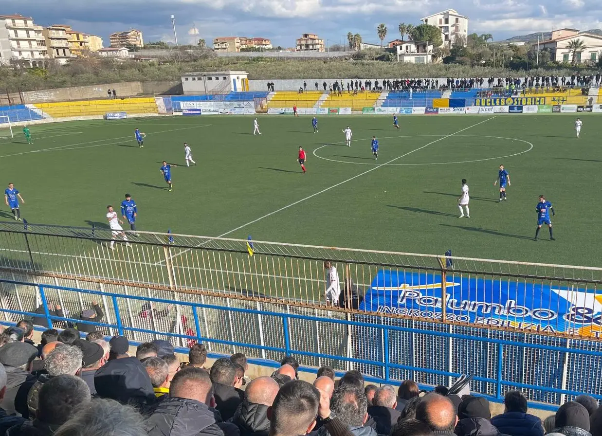 Reggina, Trocini convoca 20 giocatori per la trasferta di Acireale: debutto per De Felice, Salandria titolare al posto dello squalificato Laaribi