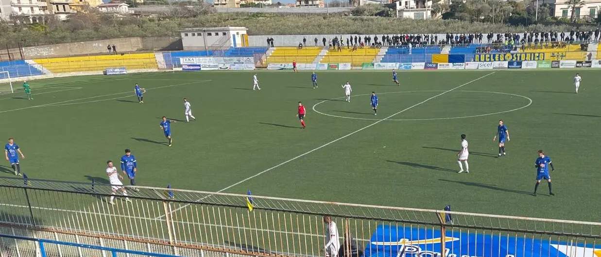 Reggina, Trocini convoca 20 giocatori per la trasferta di Acireale: debutto per De Felice, Salandria titolare al posto dello squalificato Laaribi