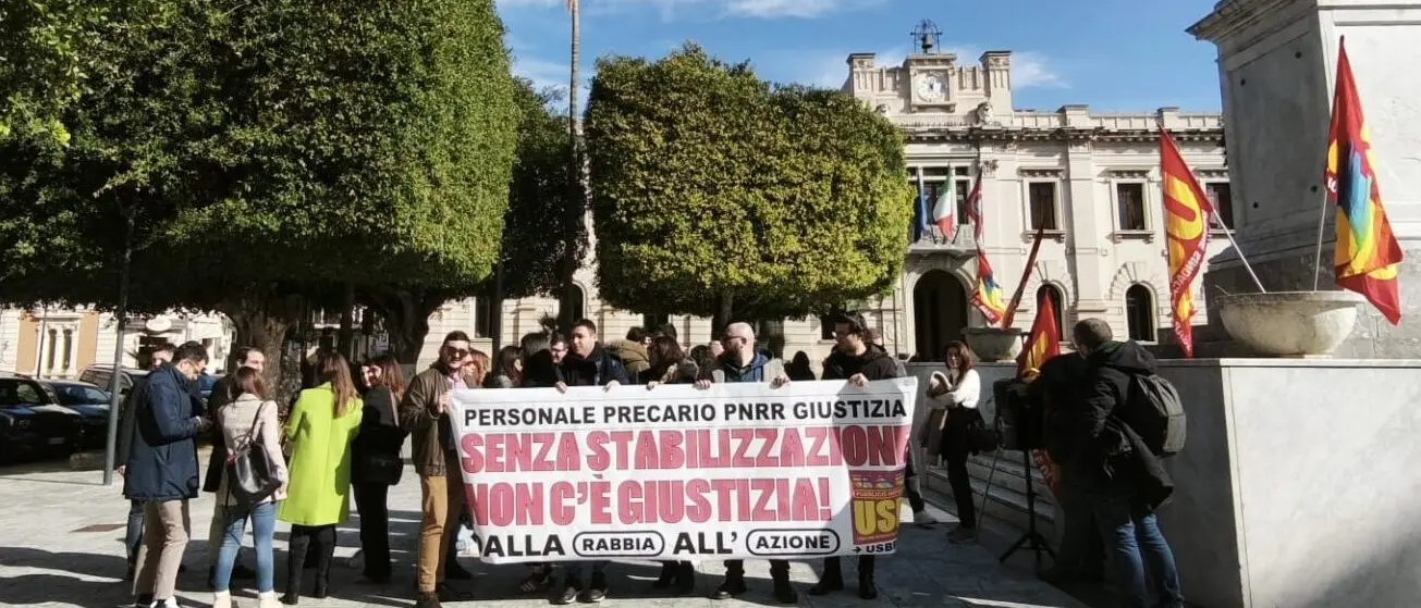 Reggio, in piazza la protesta dei precari Pnrr giustizia per la stabilizzazione - FOTO