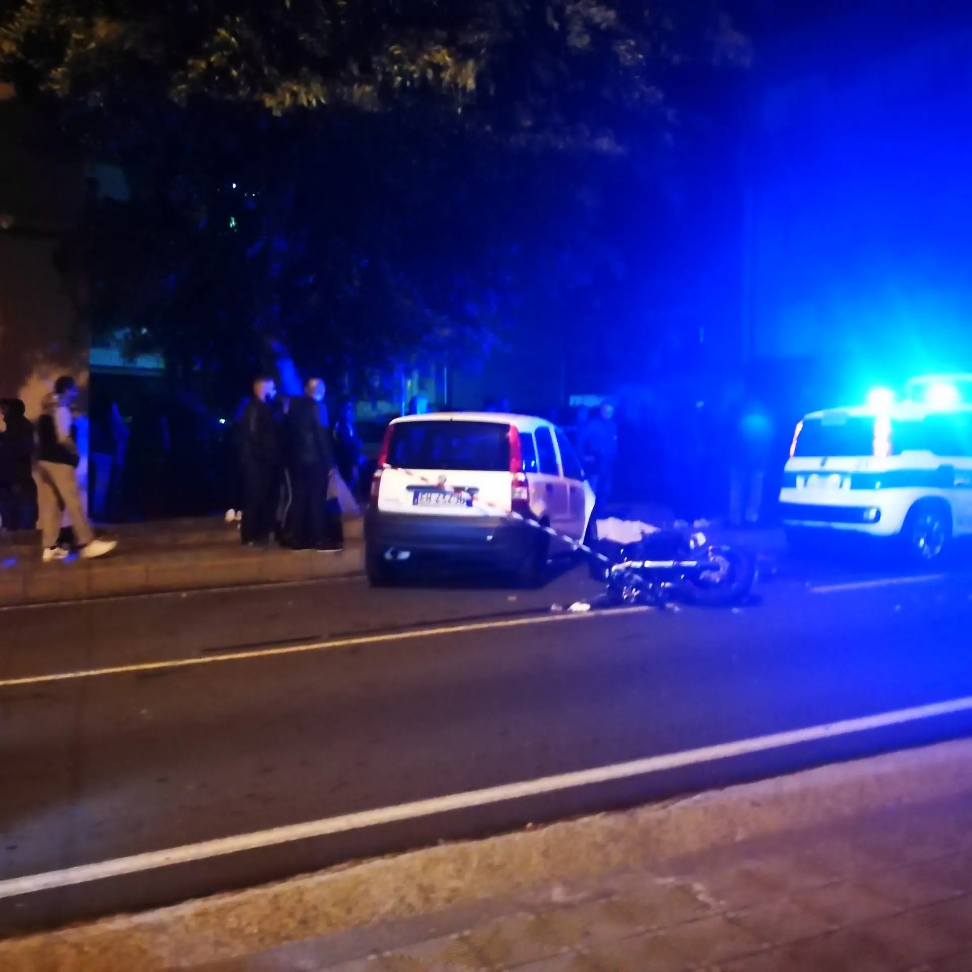 Reggio, incidente mortale fra auto e moto nel quartiere Modena. Deceduto 24enne