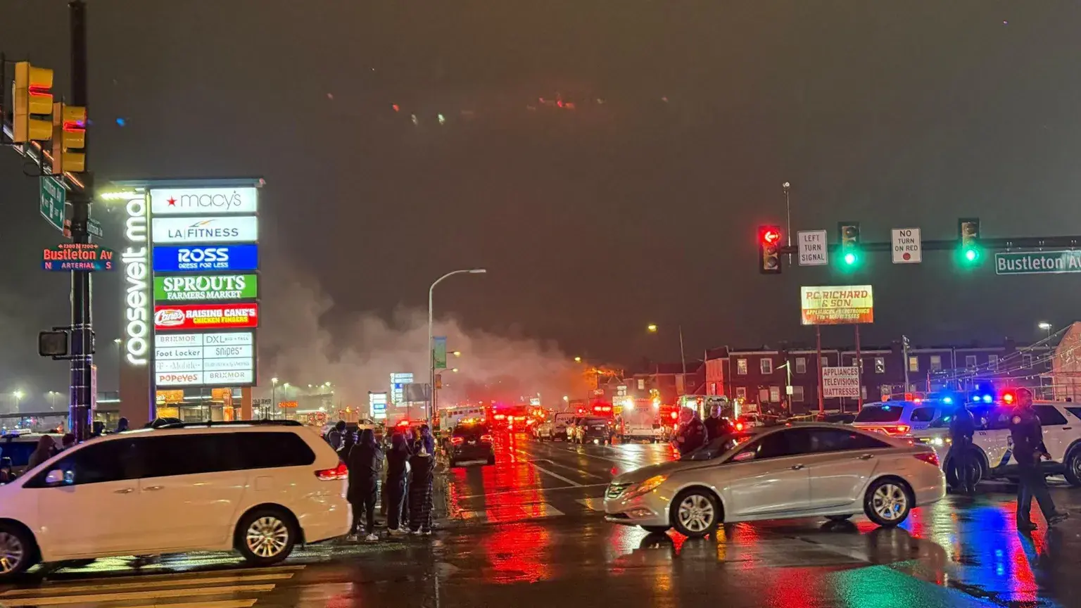Tragedia a Philadelphia: jet medico precipita sulla città: dispersi, incendi e feriti