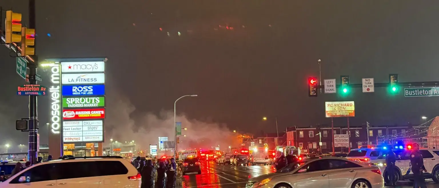 Tragedia a Philadelphia: jet medico precipita sulla città: dispersi, incendi e feriti