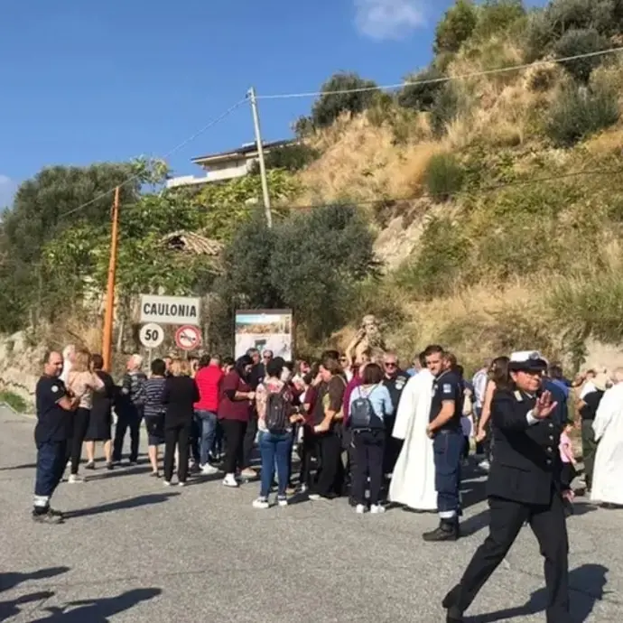 «La Chiesa non è folclore»: la Curia di Locri mette un freno alle feste popolari legate alla religione e scoppia una mezza rivolta