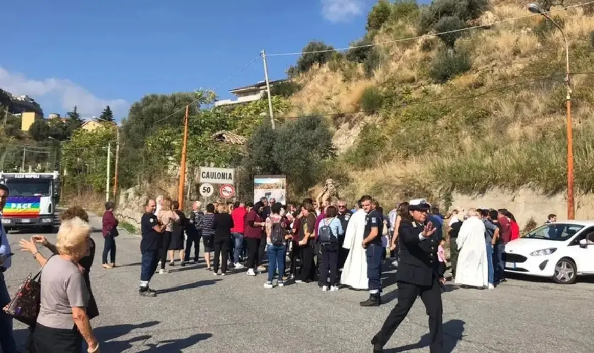 «La Chiesa non è folclore»: la Curia di Locri mette un freno alle feste popolari legate alla religione e scoppia una mezza rivolta